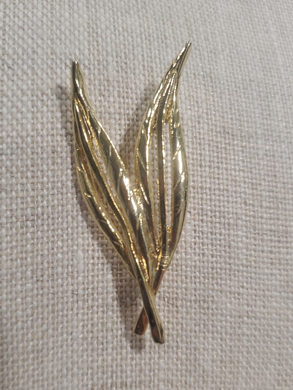 Gold Leaf Design Women's Brooch - Elegant Gold Tone